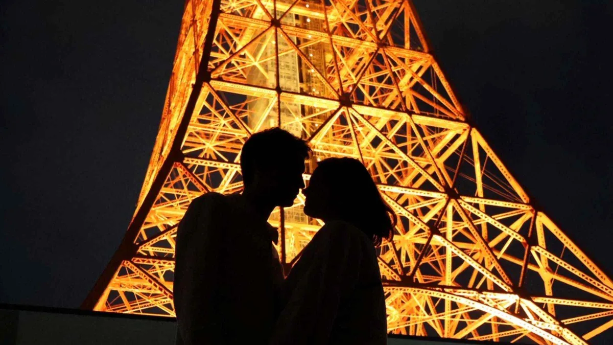 Couple photographed at the Zōjō-ji temple gate with Tokyo Tower behind them on a Tokyo Tower photoshoot